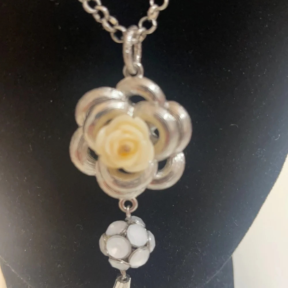 3x$25 ❤️ New York & Co long chain necklace rose pendant ❤️ - Picture 3 of 15